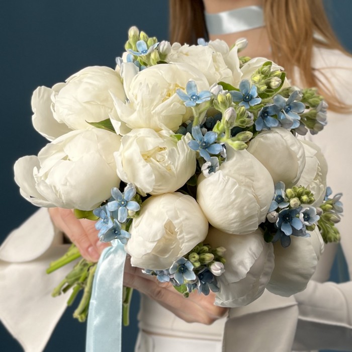 Букет невесты из белых пионов
