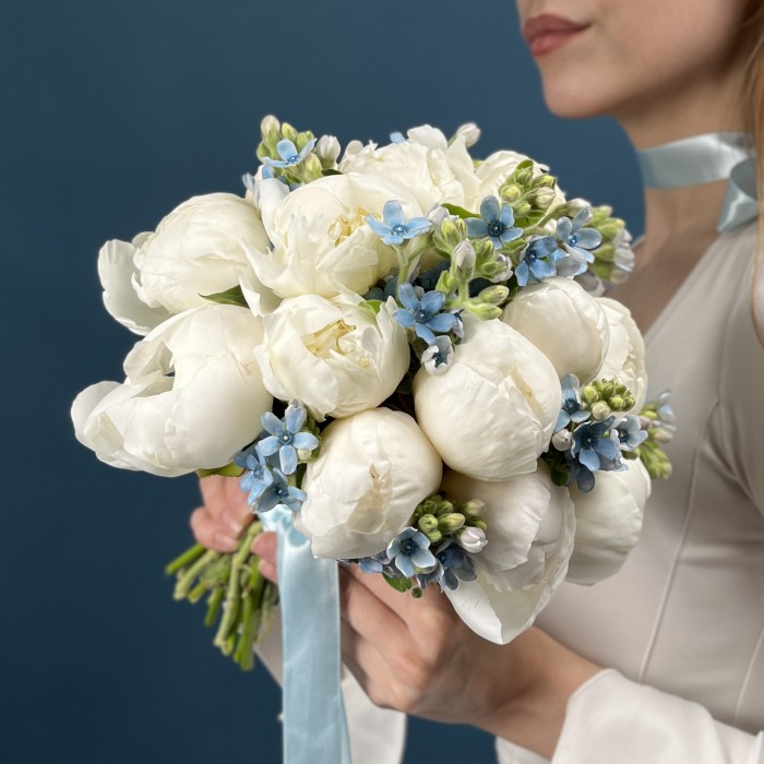 Букет невесты из белых пионов