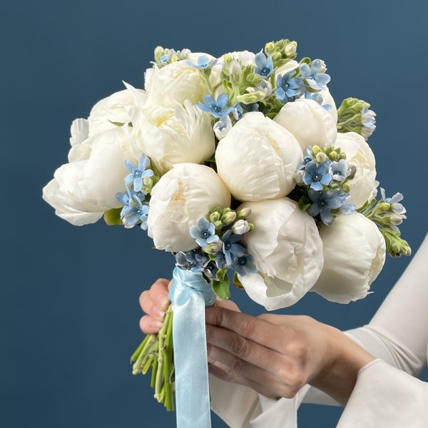 Букет невесты из белых пионов