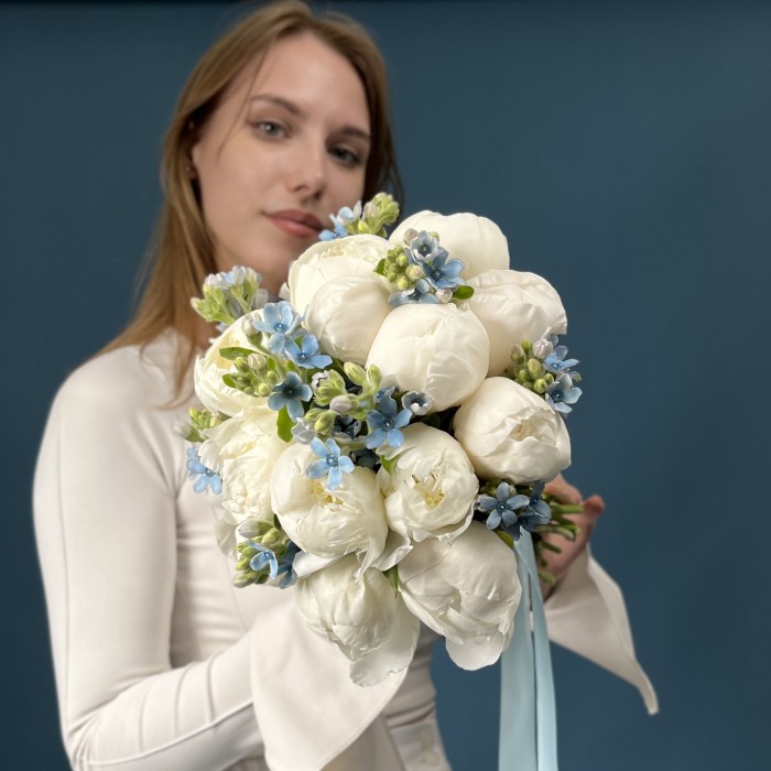Букет невесты из белых пионов