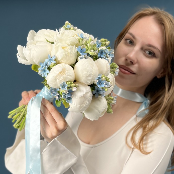 Букет невесты из белых пионов