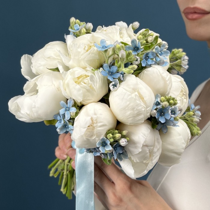 Букет невесты из белых пионов