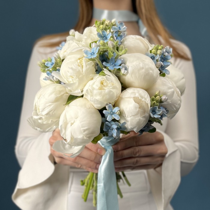 Букет невесты из белых пионов