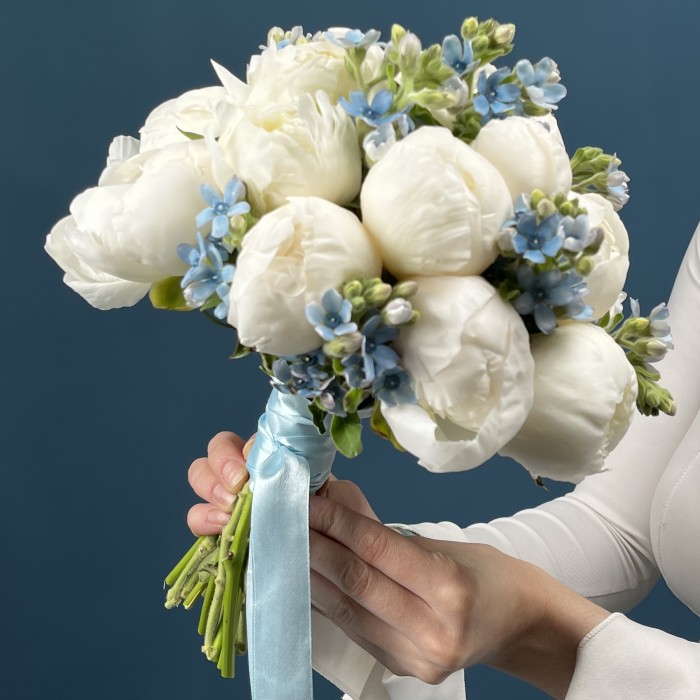 Букет невесты из белых пионов