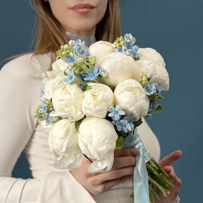Букет невесты из белых пионов