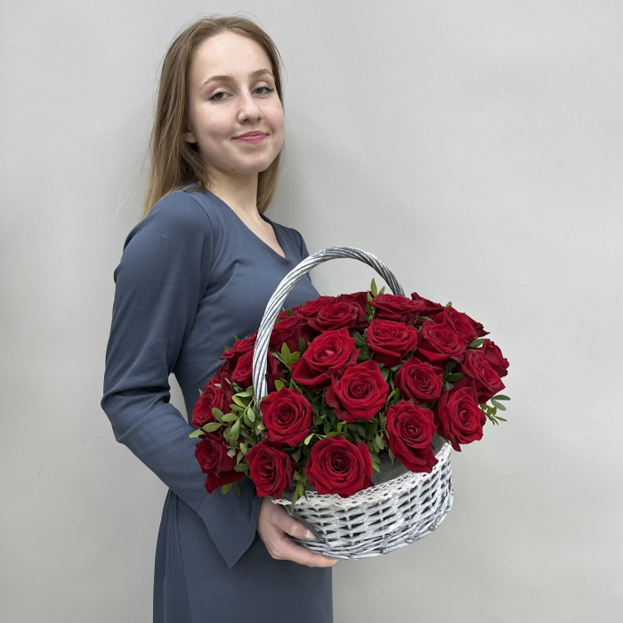 35 красных роз Ред Наоми в корзине
