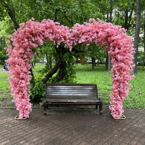 Арка в розовом цвете