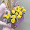 15 желтых роз в большой сумочке MIX
