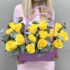 15 желтых роз в большой сумочке MIX