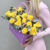 15 желтых роз в большой сумочке MIX