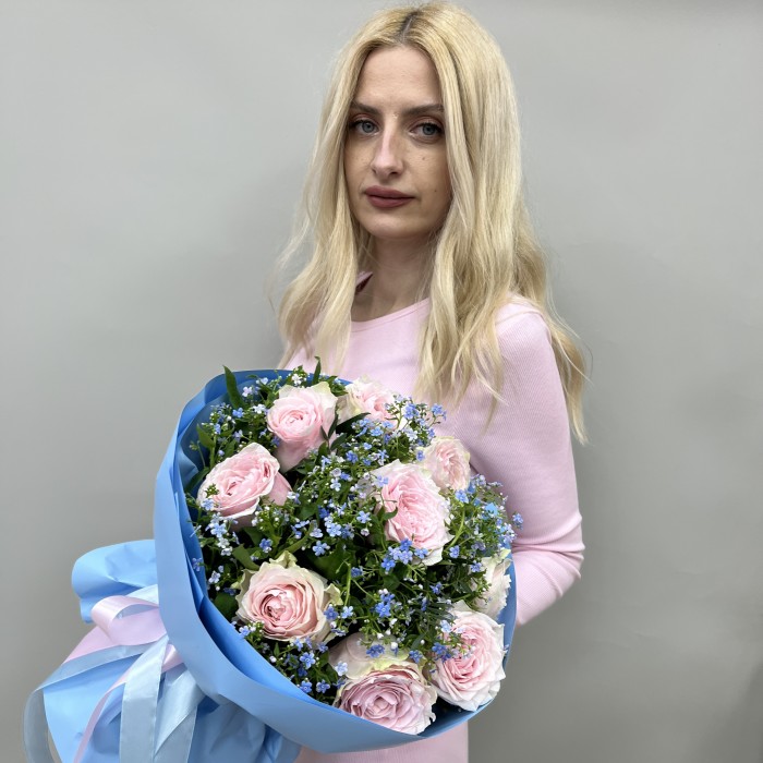 Букет с розами и незабудками