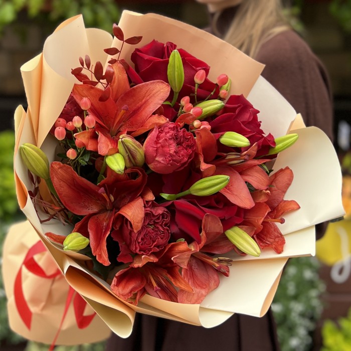 Букет с лилиями и красными розами