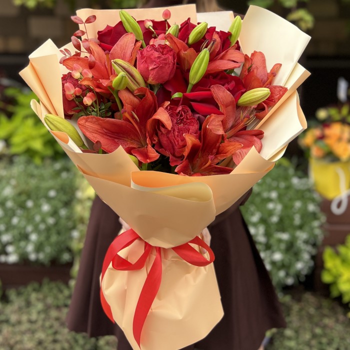 Букет с лилиями и красными розами