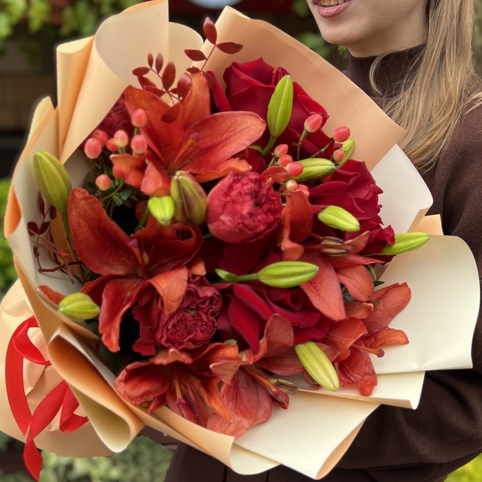 Букет с лилиями и красными розами