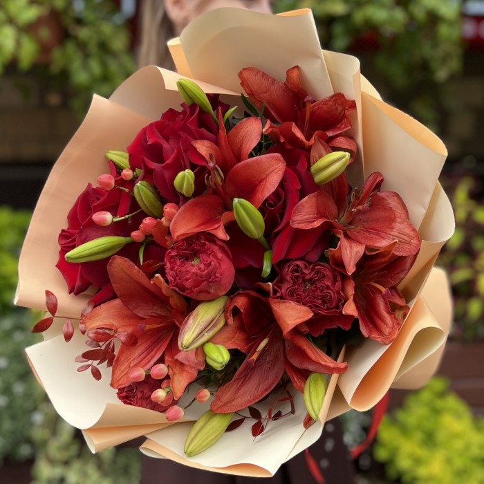 Букет с лилиями и красными розами