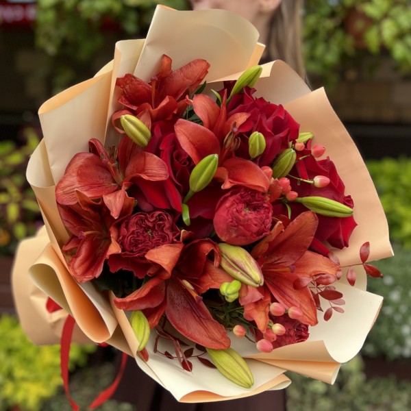 Букет с лилиями и красными розами