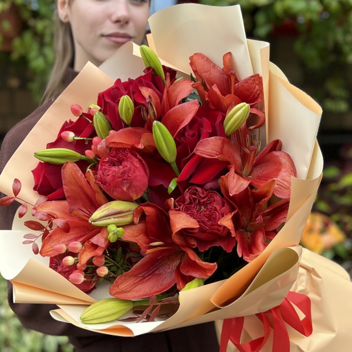 Букет с лилиями и красными розами