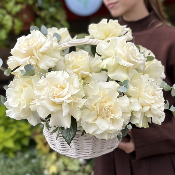 11 пышных роз Мондиаль в корзине