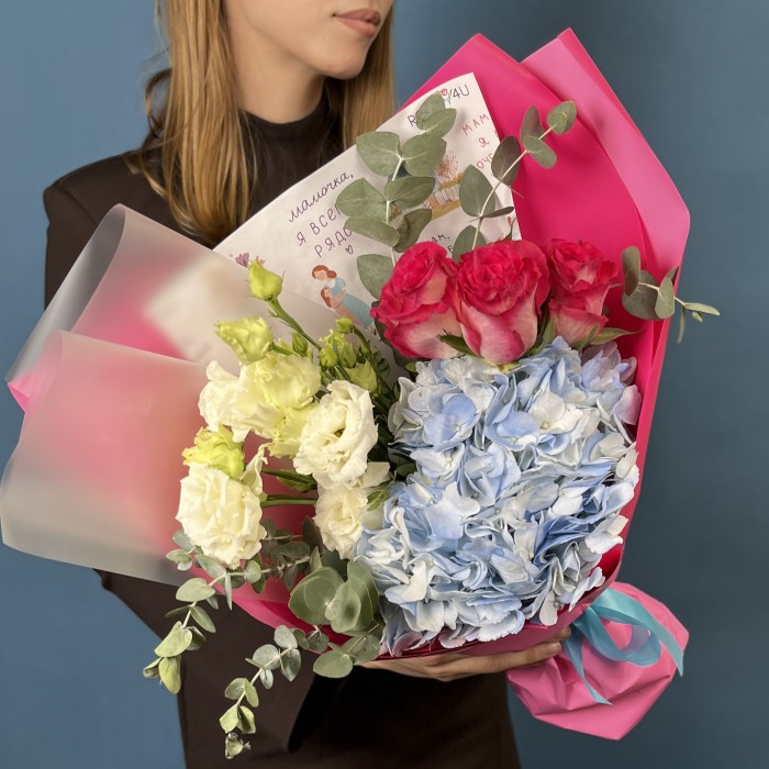 Букет Для мамы из голубой гортензии и розами
