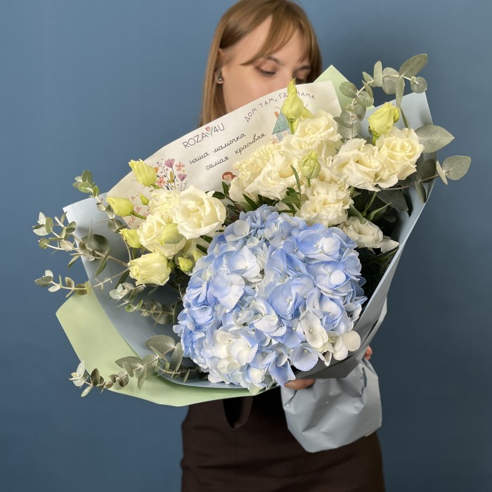 Букет Для мамы из голубой гортензии и эустомы