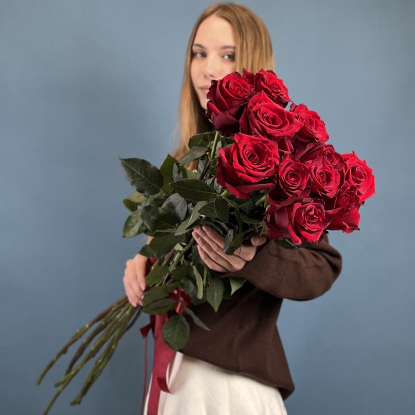 11 длинных красных роз 100 см