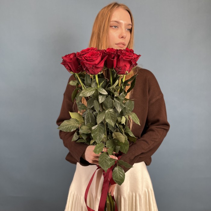 11 длинных красных роз 100 см