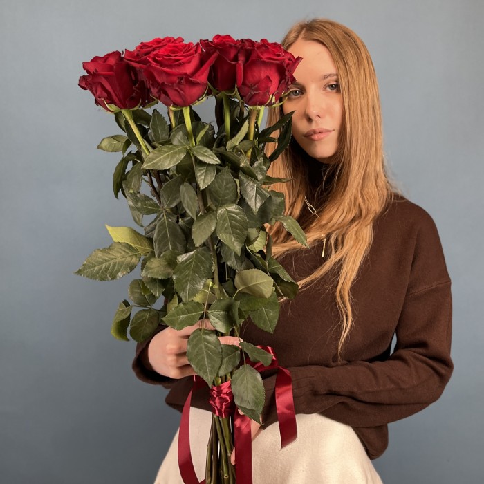 11 длинных красных роз 100 см