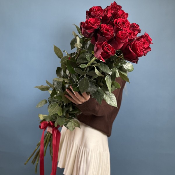 15 длинных красных роз 100 см