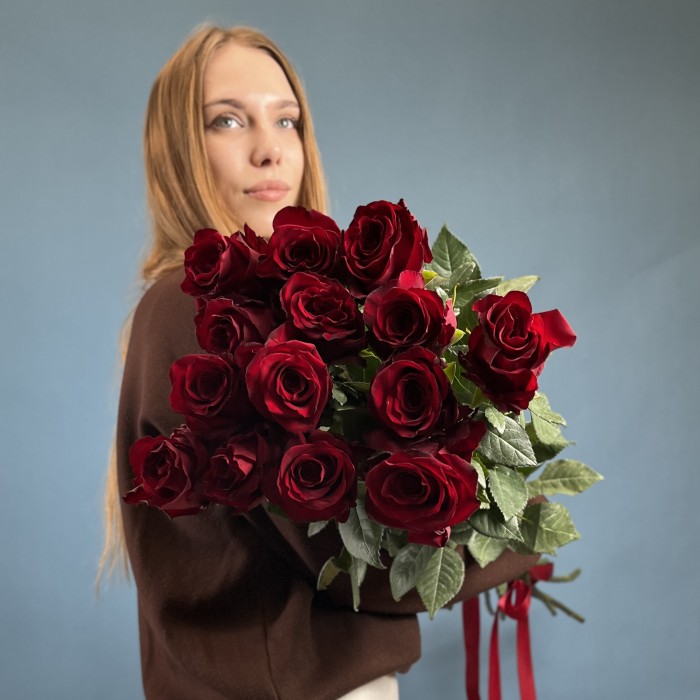 15 длинных красных роз 100 см