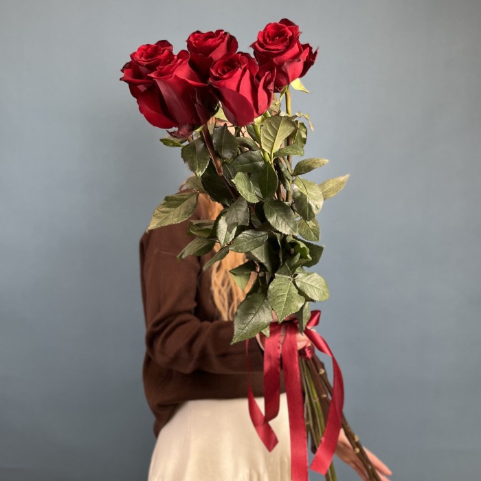 5 красных длинных роз 130 см