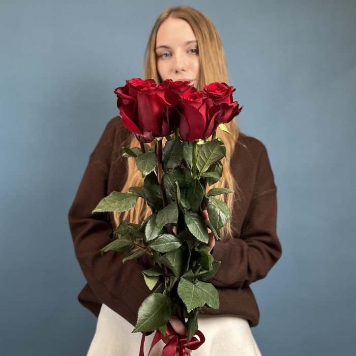 5 красных длинных роз 130 см