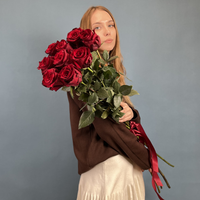 9 длинных красных роз 130 см