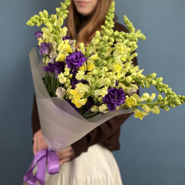 Букет из фиолетовых эустом с антиринумом