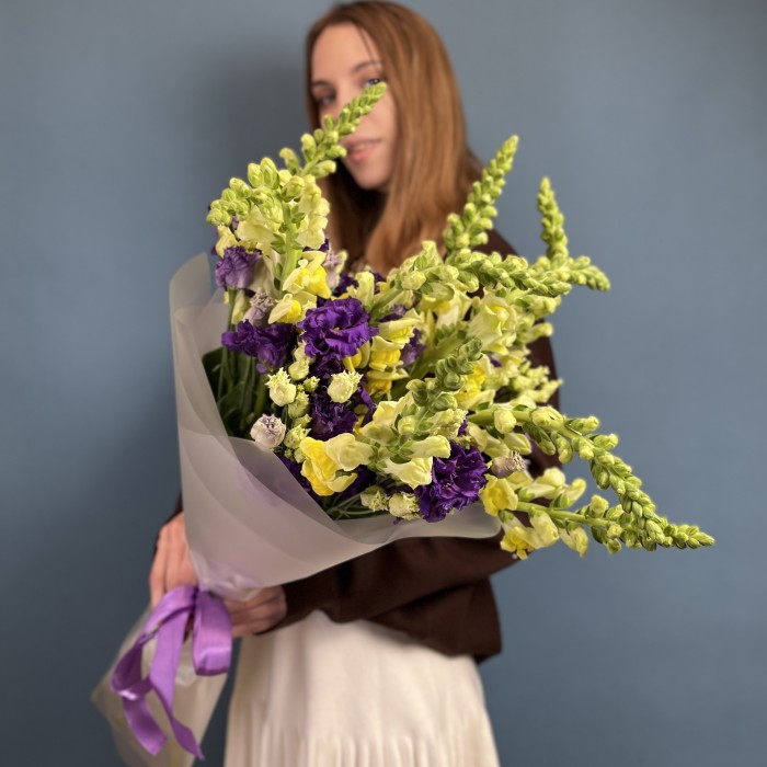 Букет из фиолетовых эустом с антиринумом