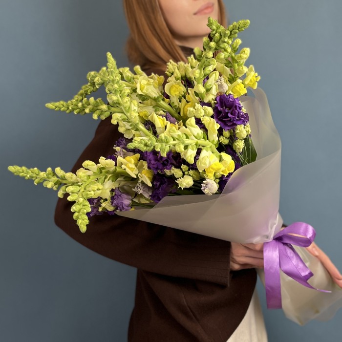 Букет из фиолетовых эустом с антиринумом