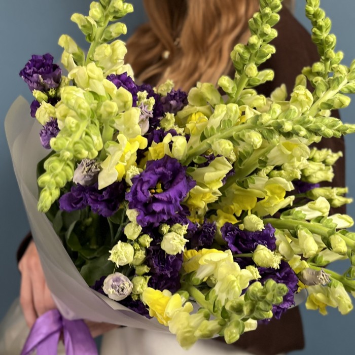 Букет из фиолетовых эустом с антиринумом