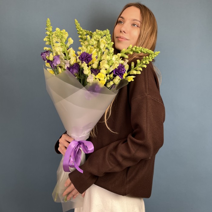 Букет из фиолетовых эустом с антиринумом