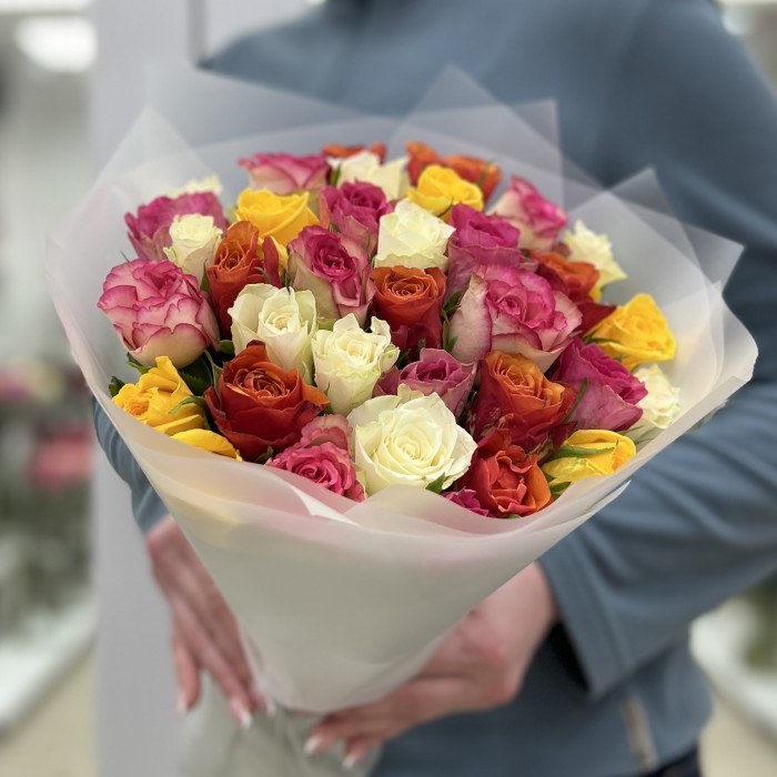 35 роз микс в упаковке