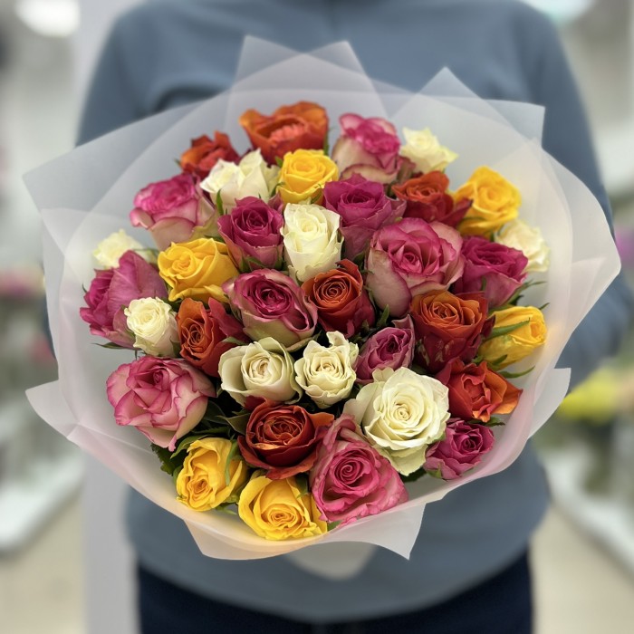 35 роз микс в упаковке