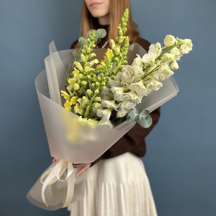 Букет желтых Антиринумов с Дельфиниумом