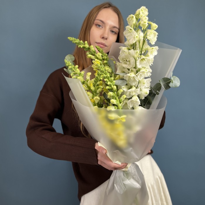 Букет желтых Антиринумов с Дельфиниумом