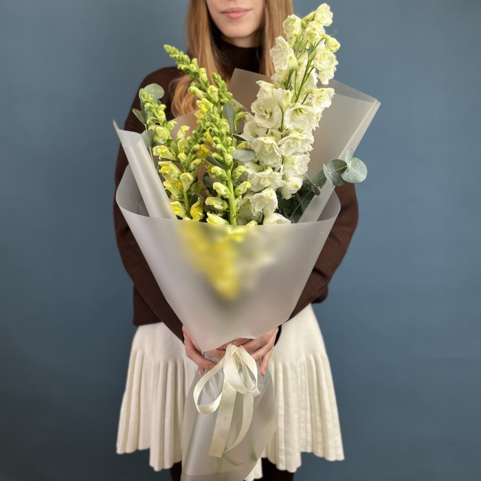 Букет желтых Антиринумов с Дельфиниумом