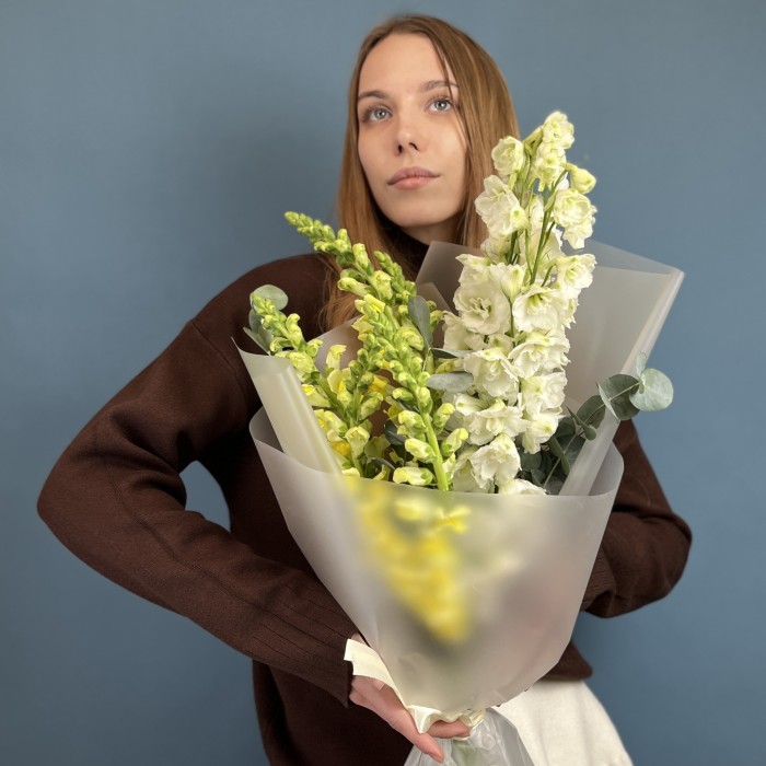 Букет желтых Антиринумов с Дельфиниумом