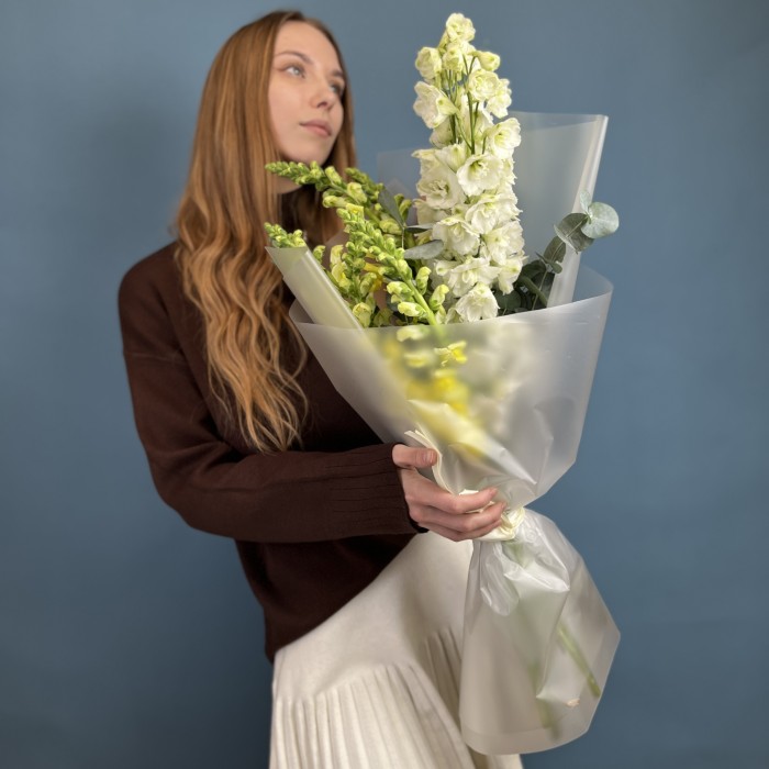 Букет желтых Антиринумов с Дельфиниумом