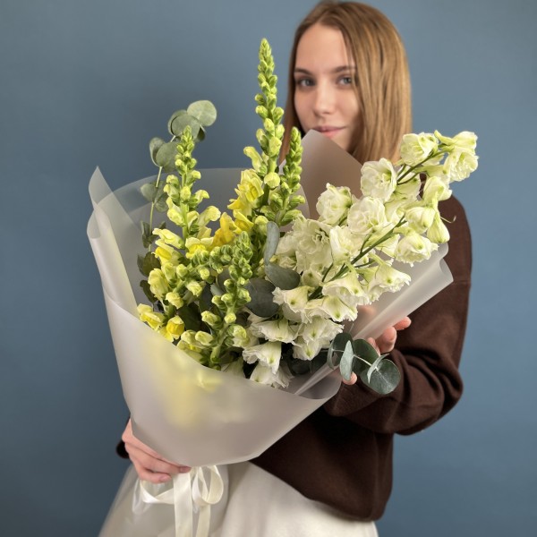 Букет желтых Антиринумов с Дельфиниумом