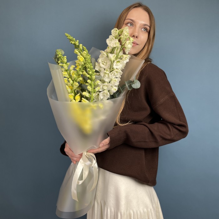 Букет желтых Антиринумов с Дельфиниумом