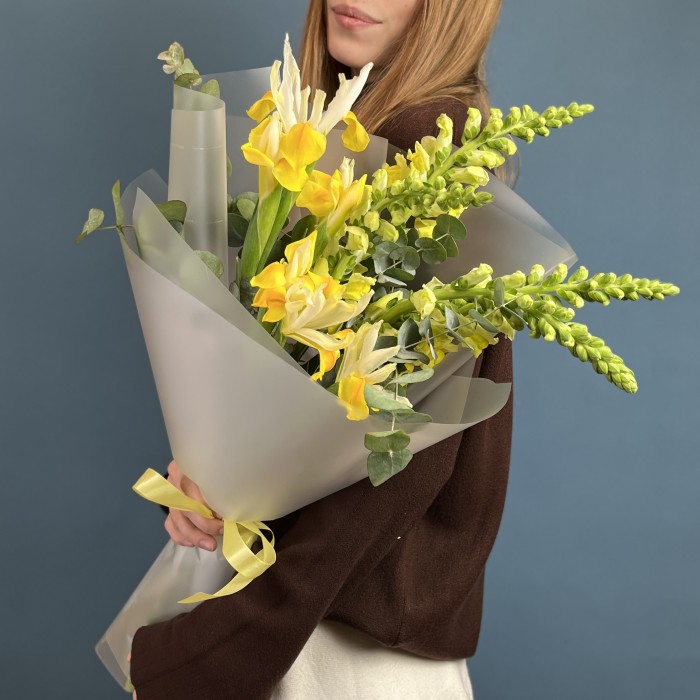 Весенний букет ирисов и Антиринумов