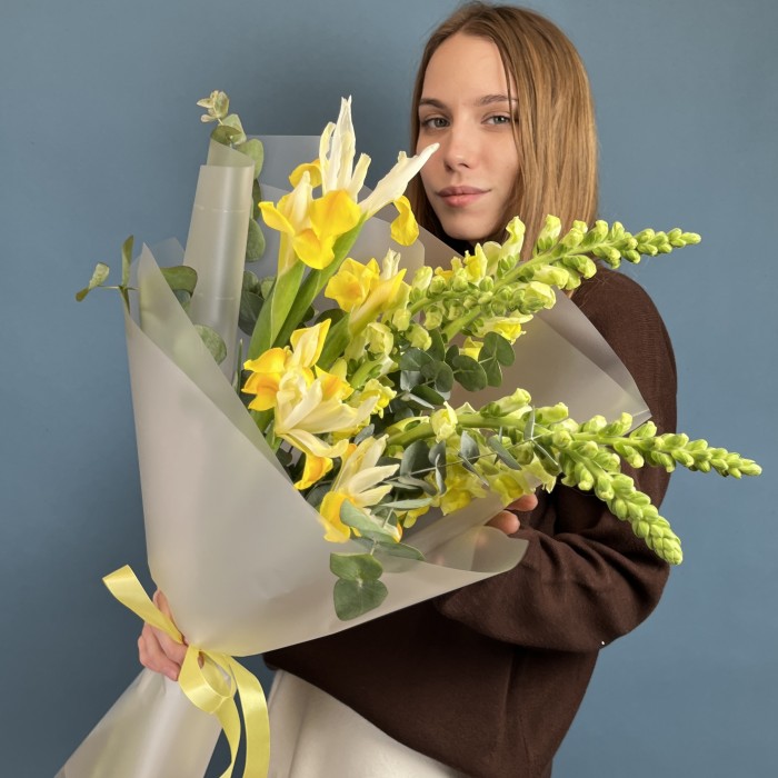 Весенний букет ирисов и Антиринумов