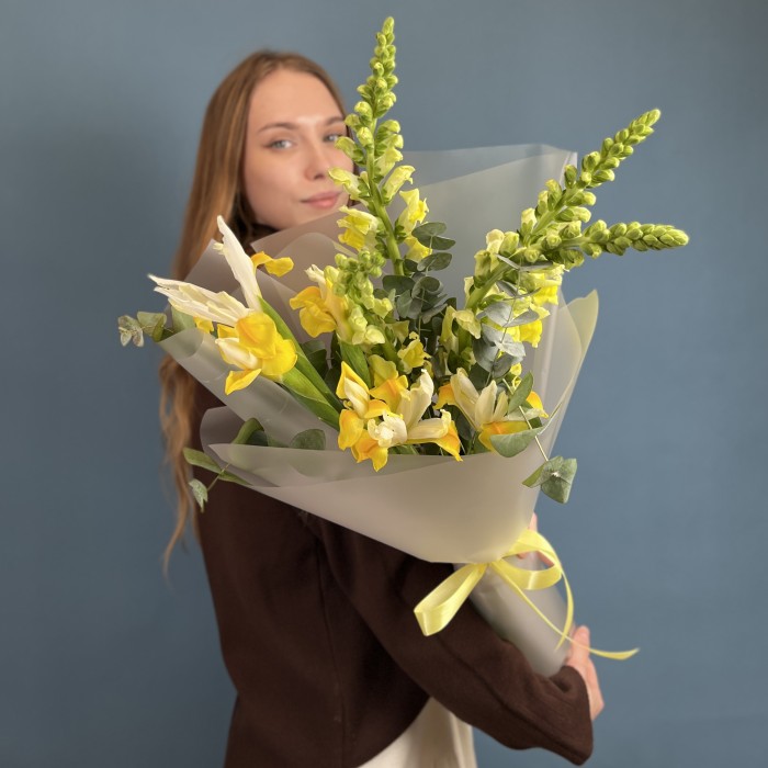 Весенний букет ирисов и Антиринумов