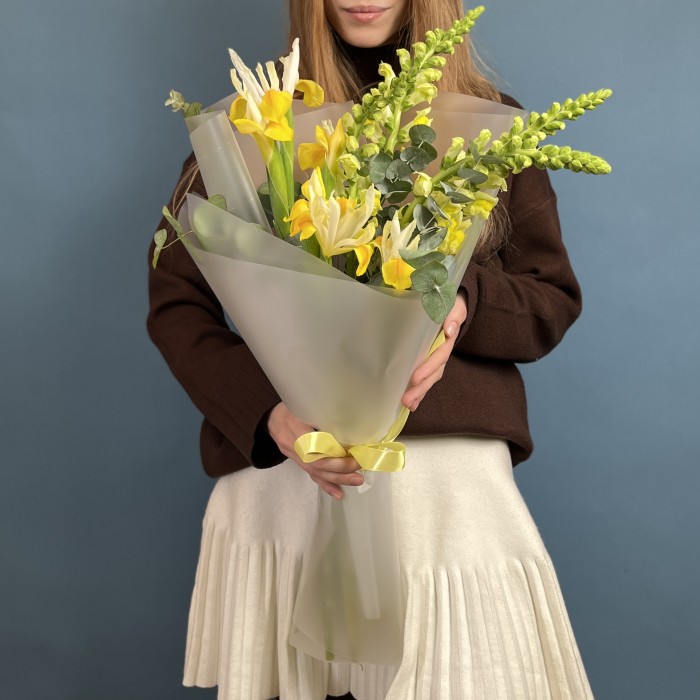 Весенний букет ирисов и Антиринумов